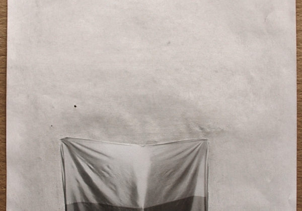 «El teatro político» / Pagina de revista intervenida con papel de lija