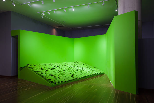 Croma / SET / Instalación Archivo de Bogotá /  Tejas de Barro, Arquitectura efímera, Iluminación, Pigmento acrílico / Dimensiones Variables / 2017