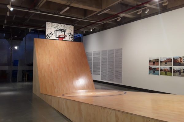 Balance / Tableros de basquetbol, madera y cubierta de madera laminada / 1000 x 450 x 300 cm